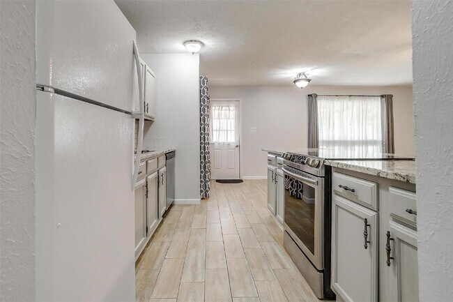 Building Photo - Cozy meets stylish in this 3 bedroom + 2 b...
