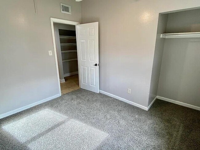 Building Photo - 1682 Mayhew St