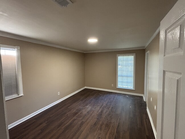 Building Photo - 3895 St Elmo Ave