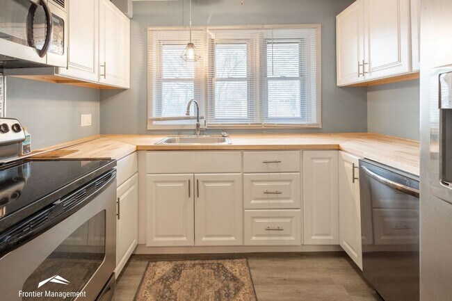 Building Photo - 1112 Woodland St