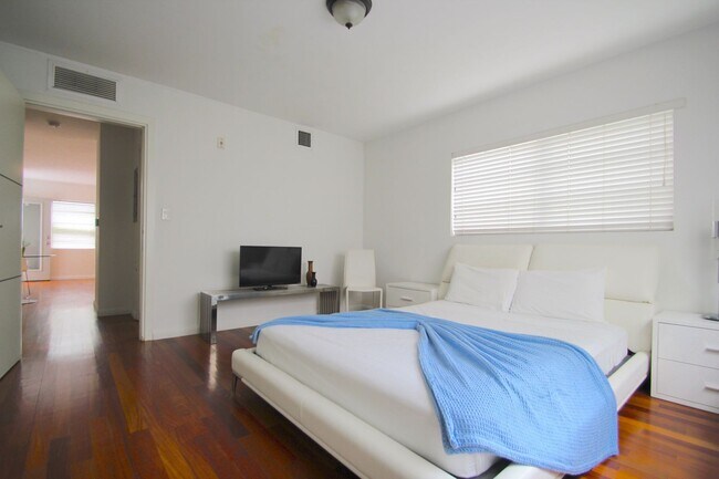 Building Photo - Beautiful garden unit with 1bed/1bath in t...
