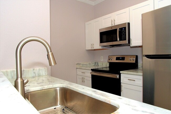 Building Photo - Gorgeous - Completely updated 2 bed 2 bath condo in gated community of Mosaic at Millenia!