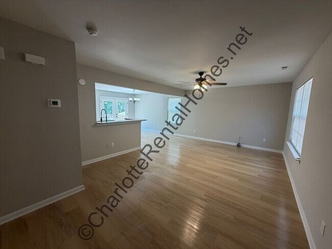 Building Photo - Updated 3 bedroom home in Concord with new kitchen & flooring!