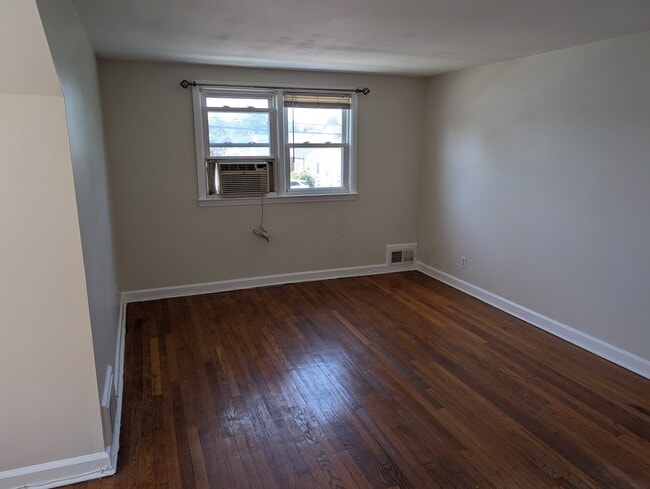 Building Photo - 2563 Hawthorne Ave