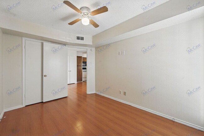 Building Photo - 9520 Royal Ln