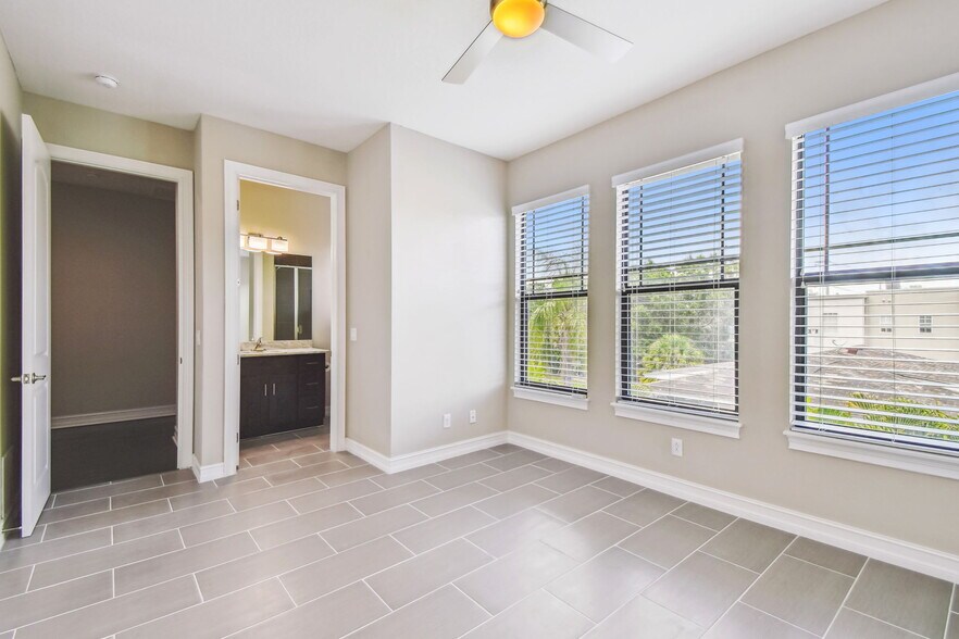 Building Photo - 622 S Matanzas Ave