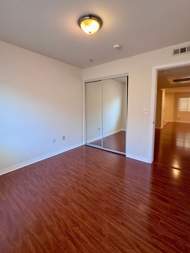 Building Photo - 3 bedroom 2 bath condo on Vanowen