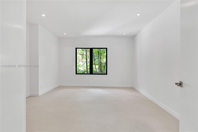 Building Photo - 950 Bayamo Ave
