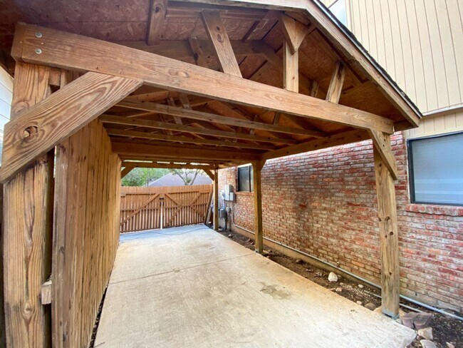 Building Photo - Beautiful Home Located in Thousand Oaks Mo...