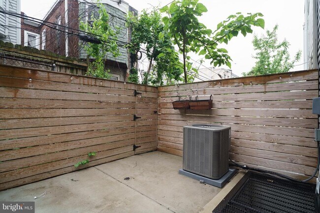 Building Photo - 1449 N Myrtlewood St