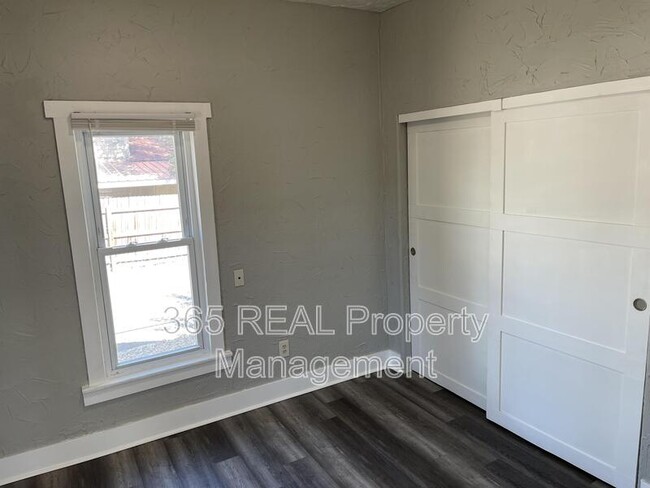 Building Photo - 318 12th Ave