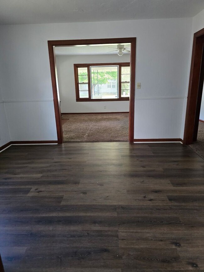 Building Photo - Spacious 2 Bedroom, 1.5 Bath Home in Sprin...