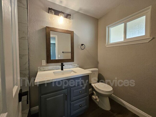 Building Photo - 760 Castle Oaks Dr