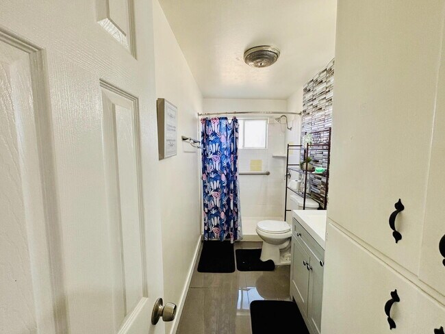 Building Photo - 4 bedrooms, 2 kitchens, 2.5 bathrooms, lau...