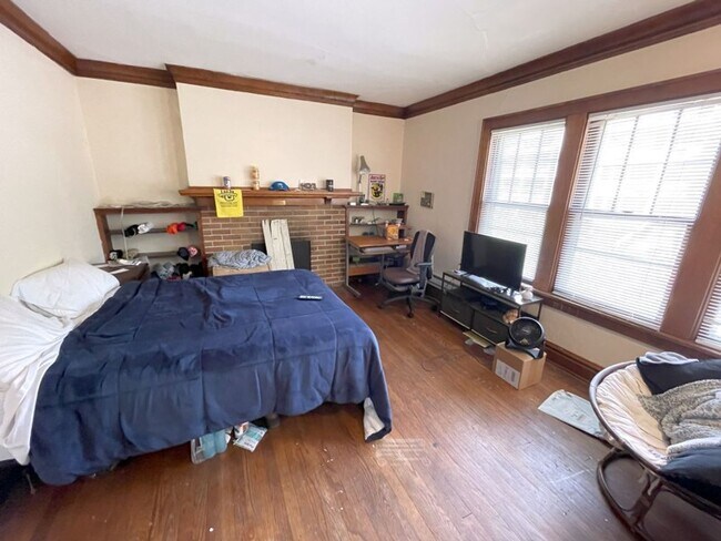 Building Photo - 33 Lathrop St