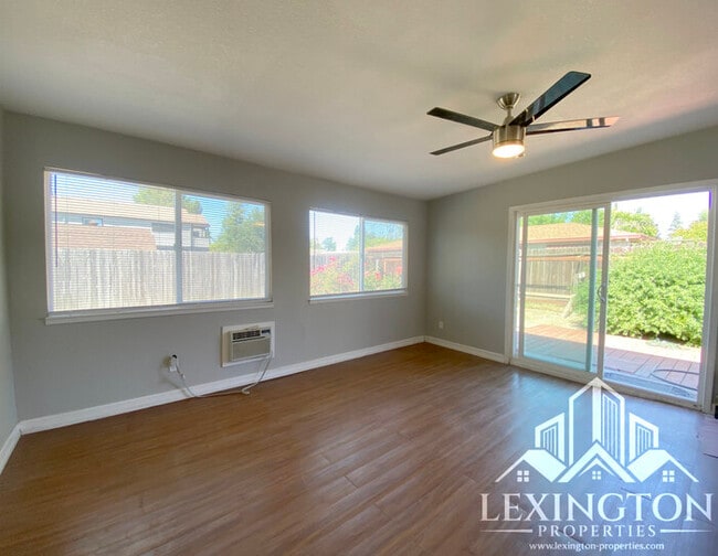 Building Photo - Spacious, 3BD/1BA, Home with Office in Car...
