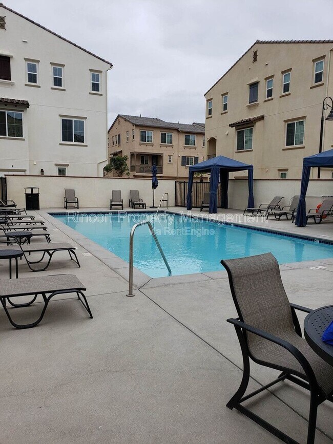 Building Photo - 581 Pioneer St