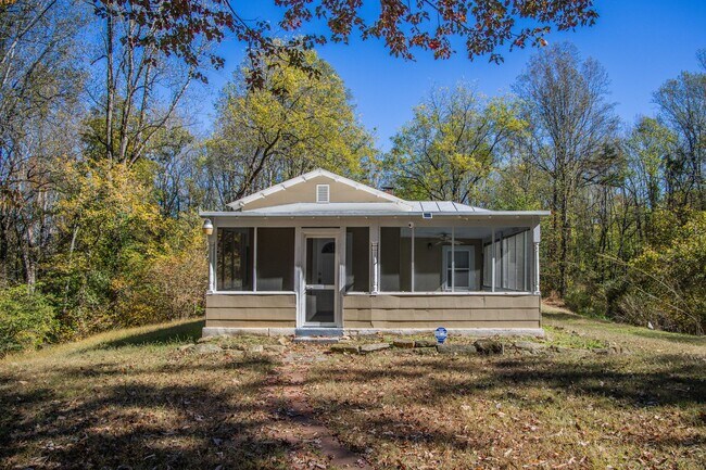 Building Photo - Cozy Country Retreat