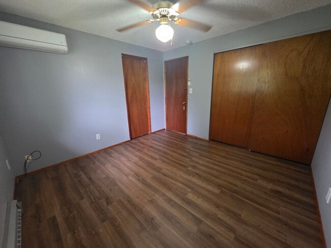 Building Photo - NE Tacoma "Retro" Rambler home - 3 bedroom plus den with 1 bathroom, 2 car garage, AC units - Ava...