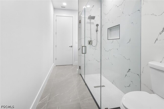 Building Photo - 142 SW 33rd Pl