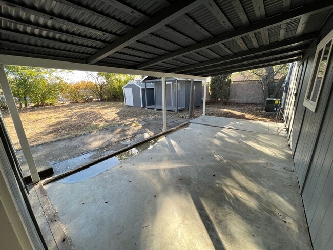 Building Photo - Beauitfully upgrade 3 Bedroom on large lot!