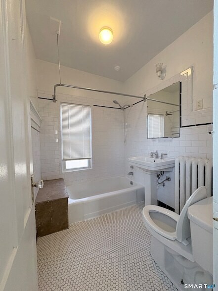 Building Photo - 733 Elm St