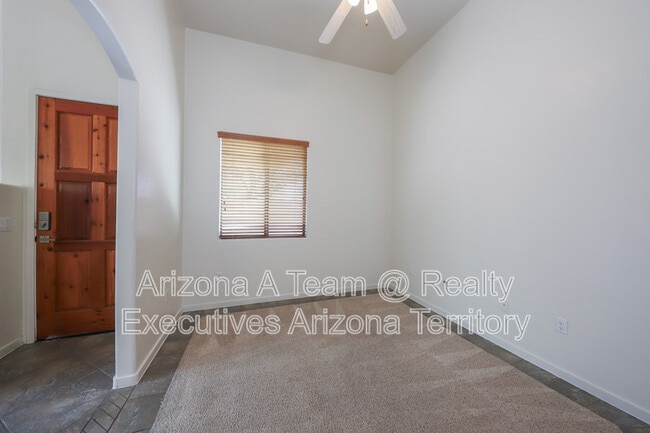 Building Photo - 665 E Weckl Pl