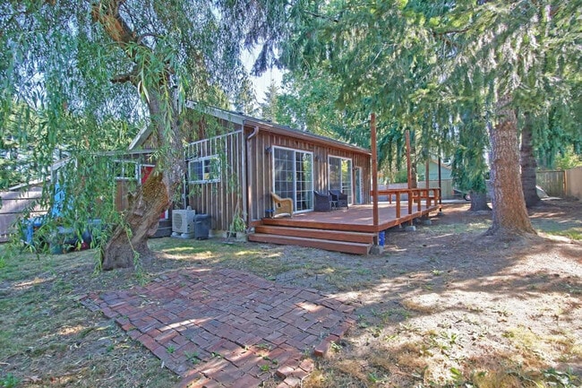 Building Photo - 925 SW Fleishauer Ln
