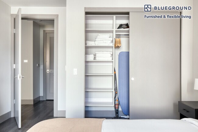 Building Photo - 5100 Wilshire Blvd