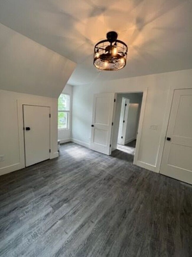 Building Photo - 3 Bedroom 2 Bathroom Home for Rent