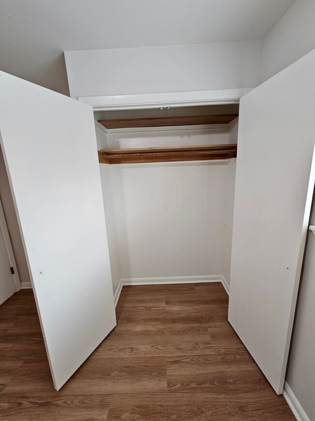 Building Photo - Newly Updated 3 Bed, 1.5 Bath Duplex Unit with Garage in Lovely Inner SE