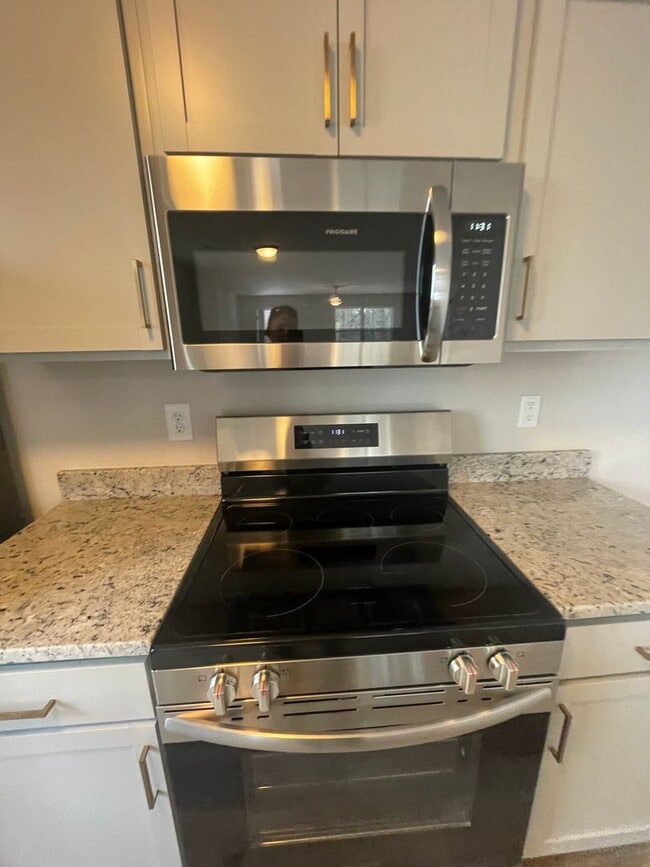 Building Photo - 2 Bedroom 2.5 bath Townhome in  Greenville