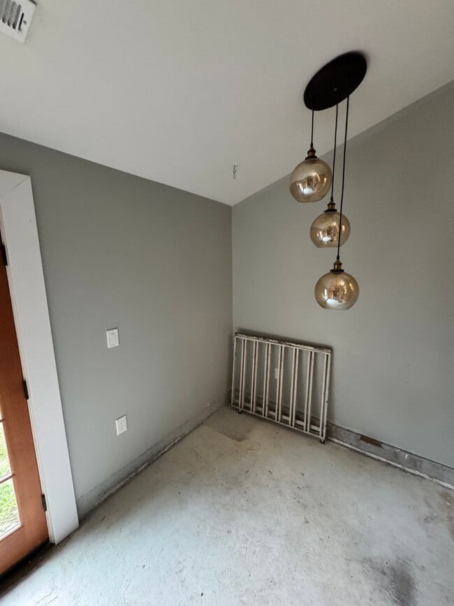 Building Photo - Eclectic Portland Home with Modern Touches...