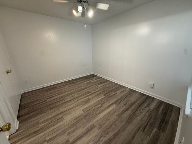 Building Photo - 1521-104 GRADUATE LN