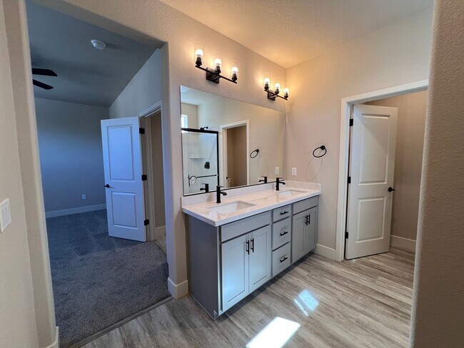Building Photo - Charming & NEW! 2/2/2 Townhome in Gardnerv...
