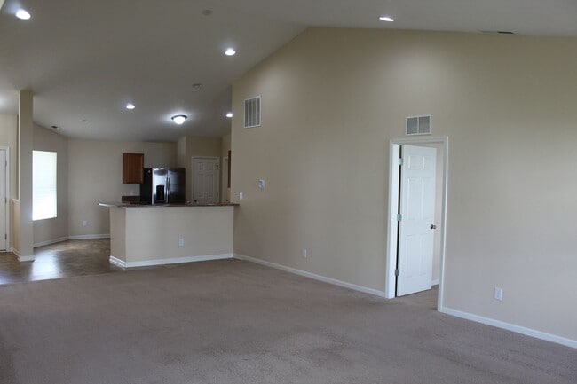 Building Photo - Beautiful 3 BR Ranch in Brownsburg!