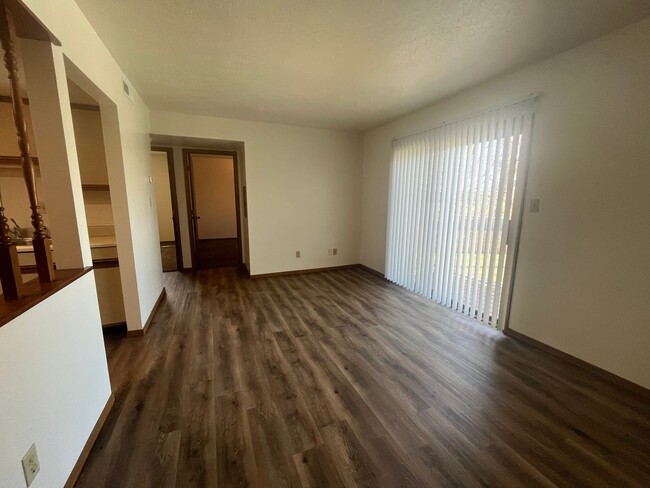 Building Photo - 429 S Silverwood Ln