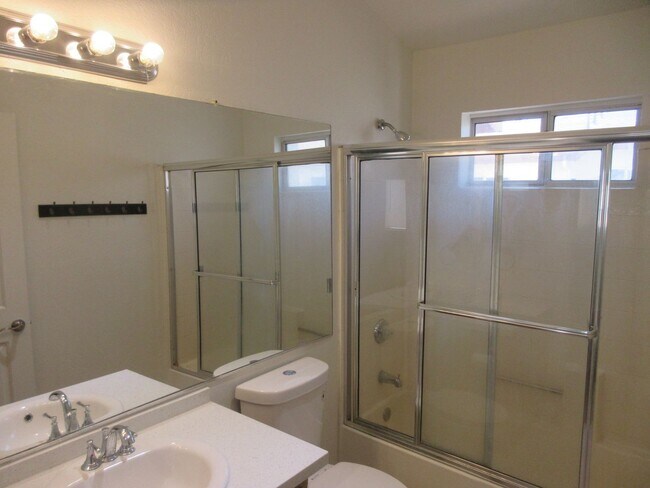 Building Photo - Wonderful townhouse on Glenoaks!