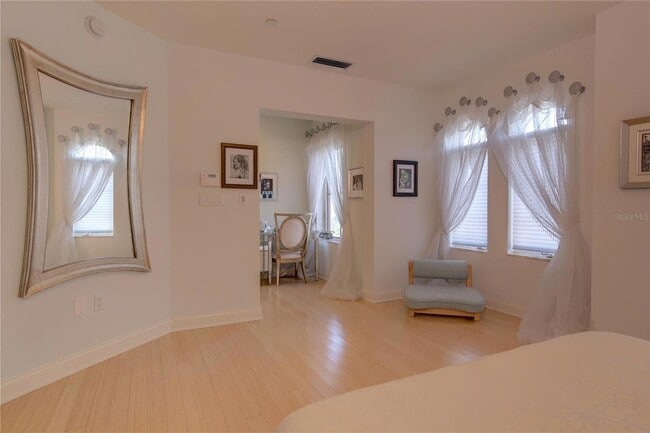 Building Photo - 505 Mandalay Ave