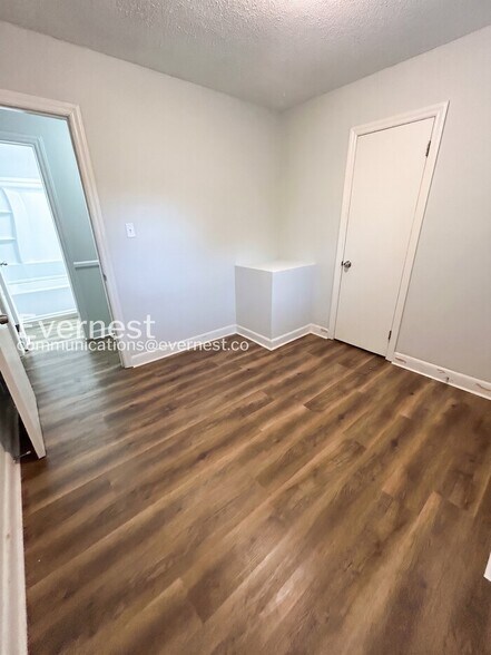 Building Photo - 203 Pinetree Dr