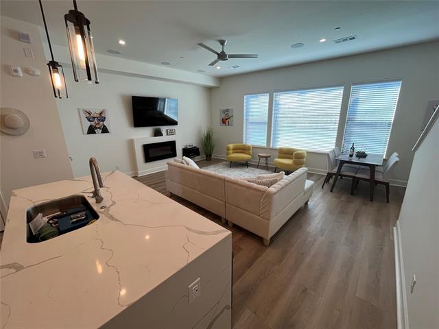 Building Photo - 1901 S Harwood St