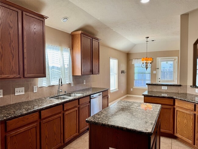 Building Photo - 2711 Lakecrest Way Dr