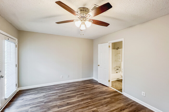 Building Photo - 302 Gardenia Rd