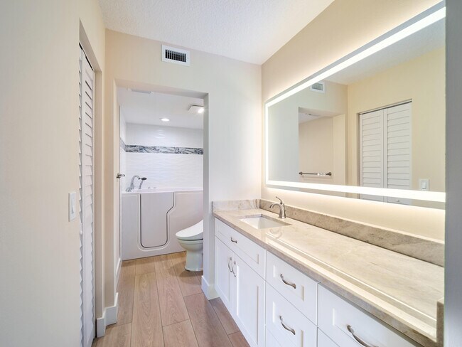 Building Photo - 1101 Pinecrest Cir