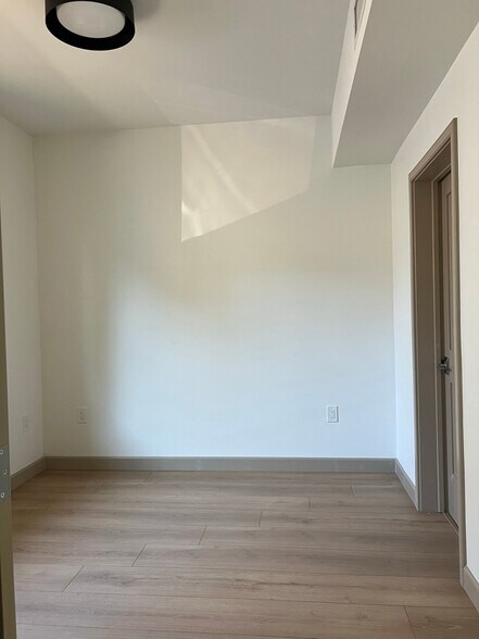 Building Photo - 919 Wildrose Ave