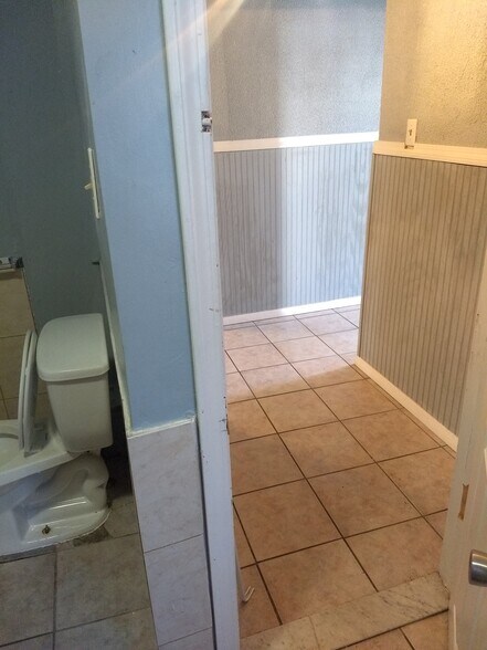 Toilet in the Bathroom - 25 Hacker St