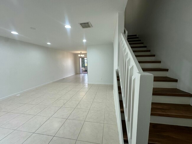 Building Photo - 2404 Seaside Dr
