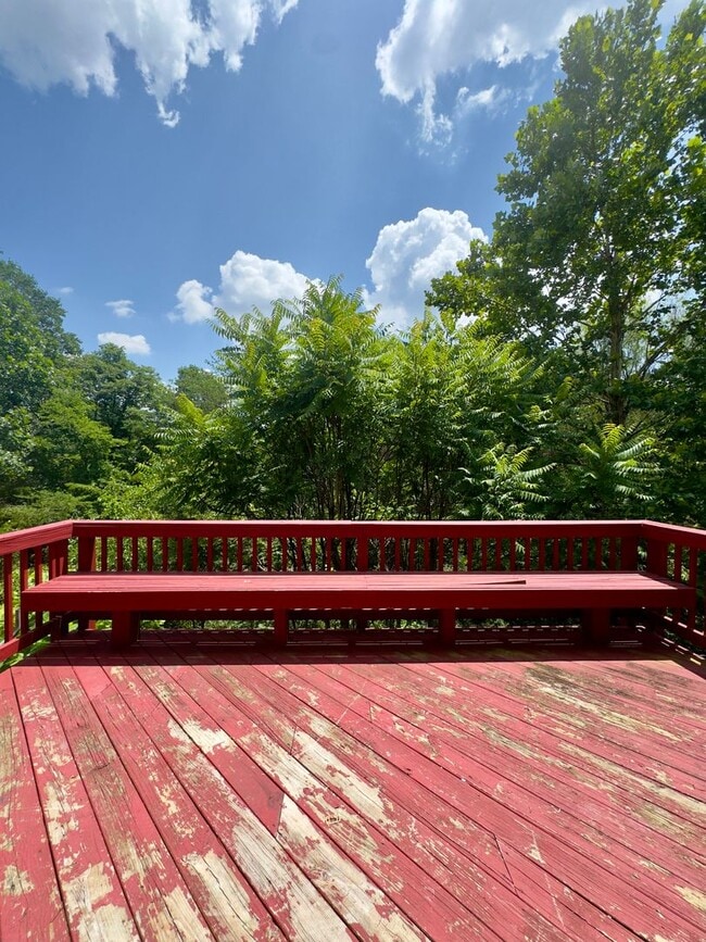 Building Photo - Charming 3 Bedroom/2 Bathroom Apartment in...