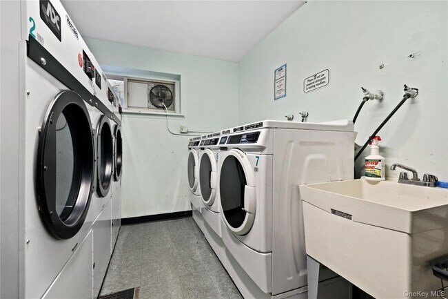 Building Photo - 330 S Central Ave