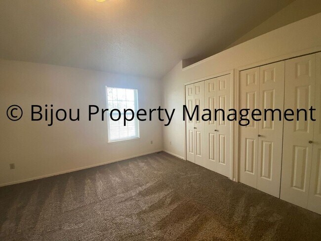 Building Photo - Gold Hill Townhome